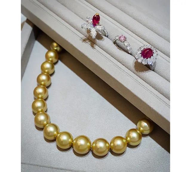 白蝶パールネックレス￥82,500,000／JEWELMER　ルビーリング（右）￥60,500,000・（左）￥96,800,000／PIADA ピンクダイヤモンドリング（中）￥275,000,000