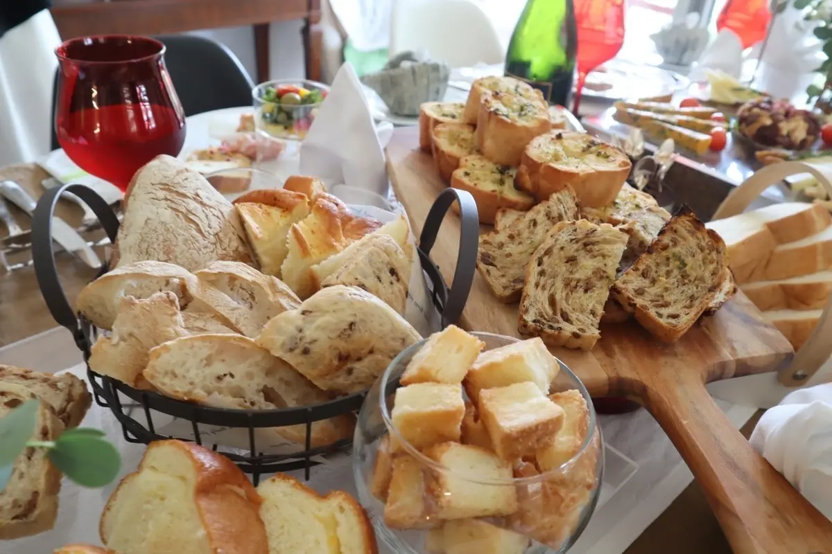 種類いっぱいの美味しそうな手作りパンの数々！