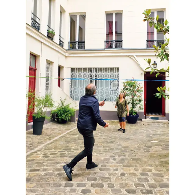 住居の中庭にリビィさん夫妻が設置したバドミントンコートは外出制限令中の住人の憩いの場に。