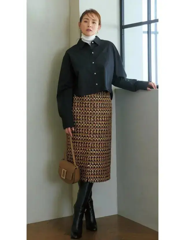 ツイードの素材感を生かした端正なストレートシルエットで美しく