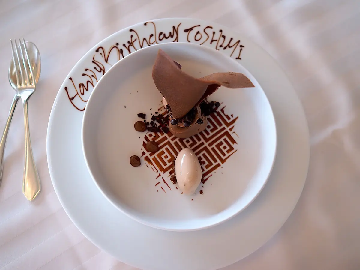 チョコレートのクレモーゾ、サルサ　テーゴラ、発酵バナナとカカオのジェラート