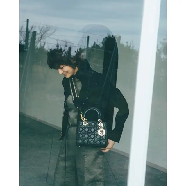 富岡佳子のディオールの名品バッグとパンプス