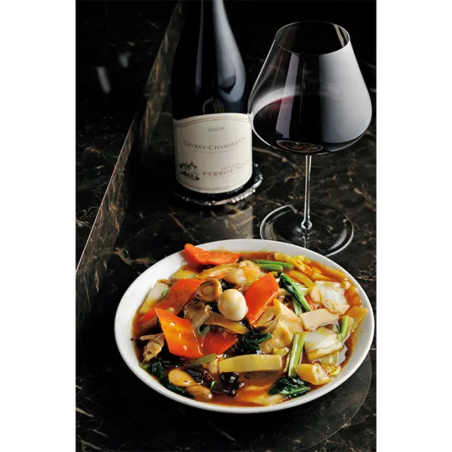 『水新菜館』名物・あんかけ焼きそ ば￥990。