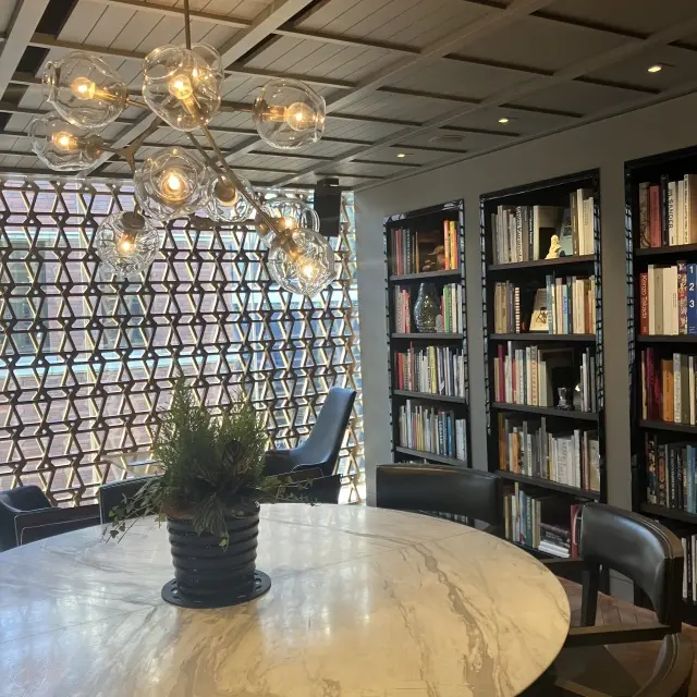 友人と過ごす快適レストランの画像_6