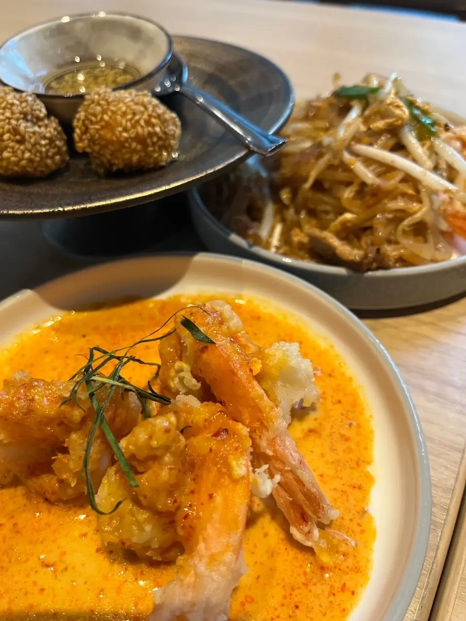 チューチーグンナーン（エビのレッドカレー）?️?️グングレットガー（エビ入り胡麻団子プラムソース添え）