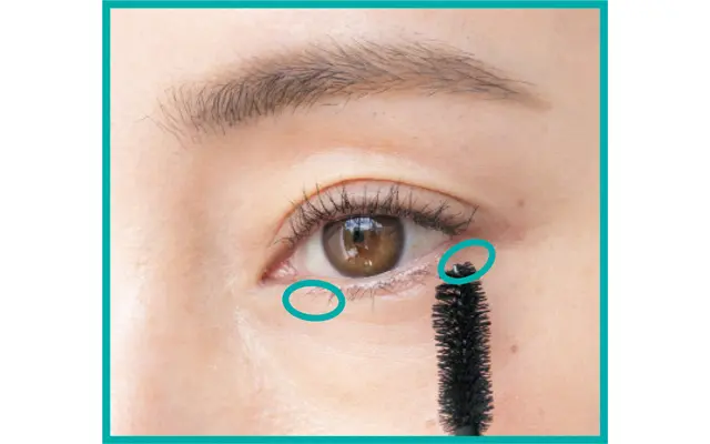 下まつ毛も目頭と目じりに重ねづけ