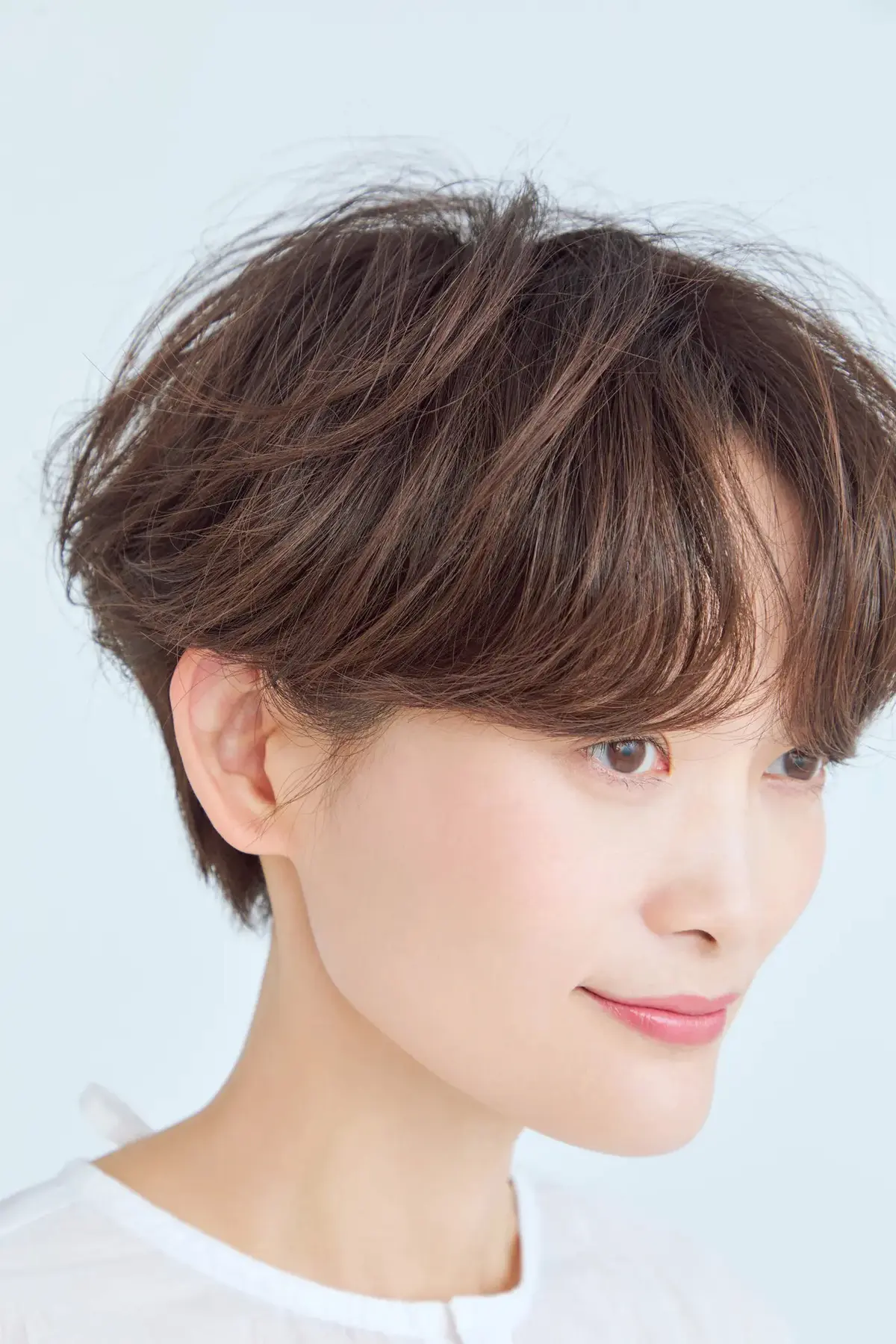 顔まわりと表面にほんの少し、揺れる程度のアンニュイな毛流れをプラス。