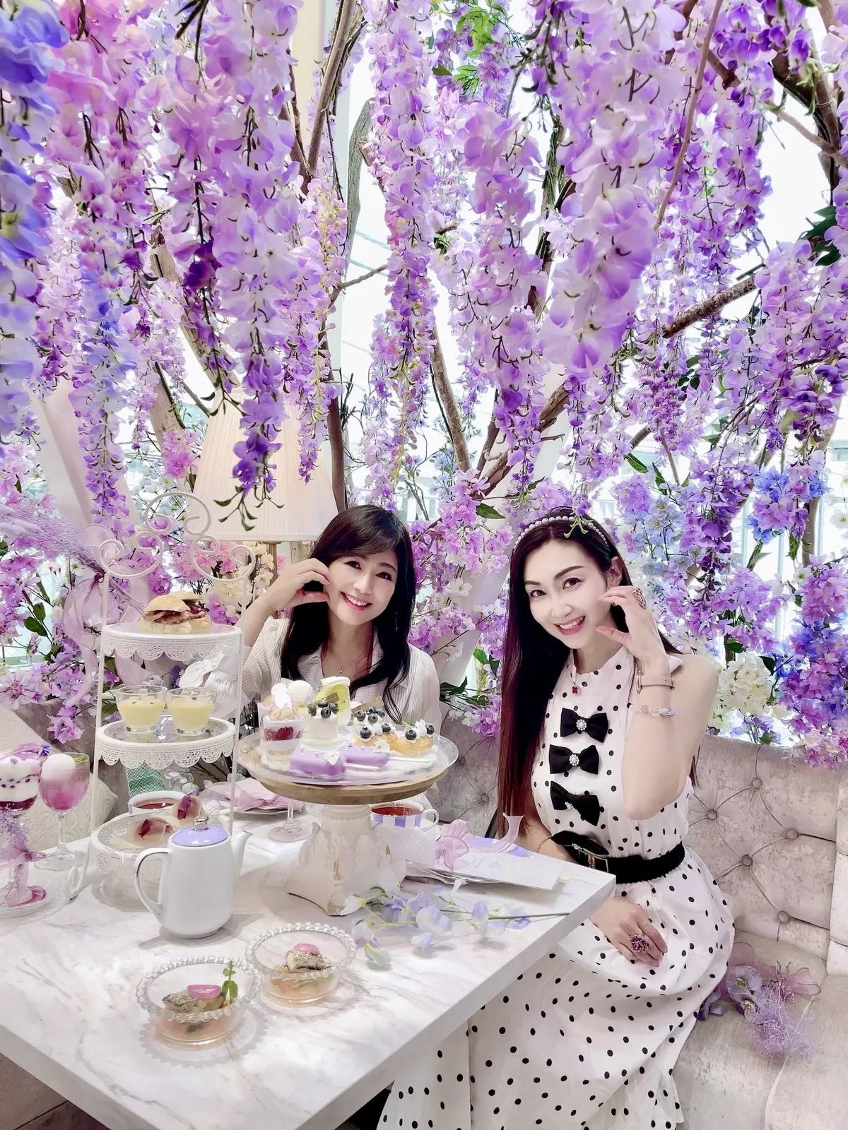 ソファ、テーブル席、Blouse、Skirt、vis、Shoes、shoel mine、スイーツ、パルフェ、パフェ、ケーキ、チョコレート、藤棚、藤、アーティフィシャルフラワー、クロワッサン、スープ、生ハム、オードブル、セイボリー、薄紫、紫色、紫、白、ブラウス、白ブラウス、フリル、フリルブラウス、シースルー、ストライプ、ロングヘア、パープル、purple、カップ、お茶、カフェ、カフェラテ、店内、HAUTE COUTURE • CAFE、HAUTE COUTURE • CAFE表参道、期間限定、Purple Afternoon Tea、オートクチュールカフェ、オートクチュールカフェ表参道、表参道、カフェ、アフタヌーンティー、HAUTE COUTURE CAFE、HAUTE COUTURE CAFE表参道、水玉ワンピース、ワンピース、リボン、
