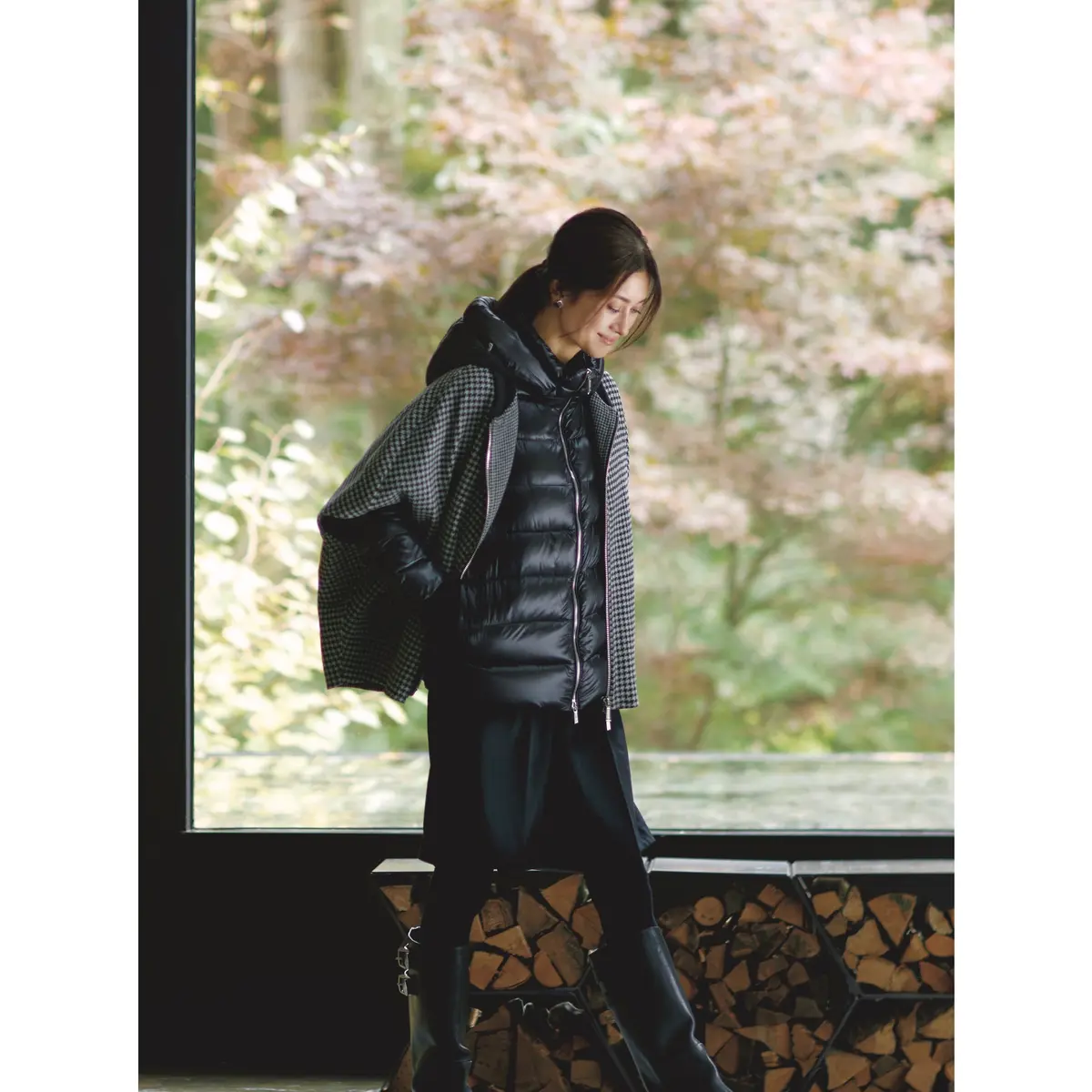 黒フードつきダウンジャケットの上にチェック柄ケープコートを合わせたコーディネート　モデル・ブレンダ