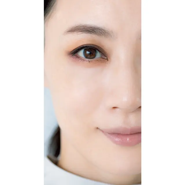 仕上げは黒マスカラでフレームを締める