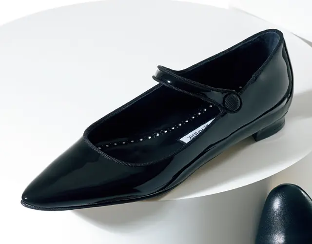 靴￥118,800／ブルーベル・ジャパン（マノロ ブラニク）