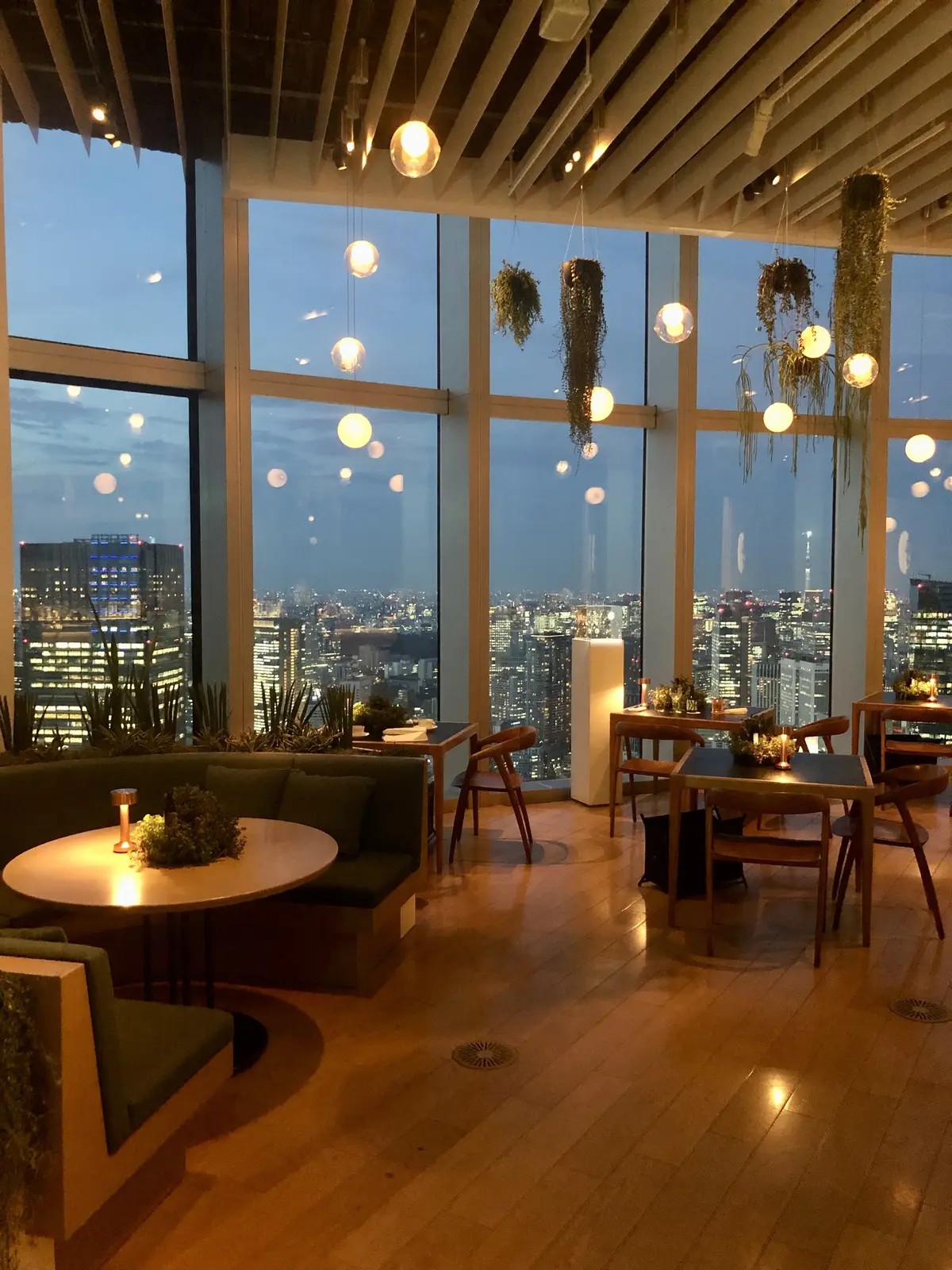 THE SUN & THE MOON。ザ サン & ザ ムーン。THE MOON。レストラン。店内。景色の綺麗なレストラン。