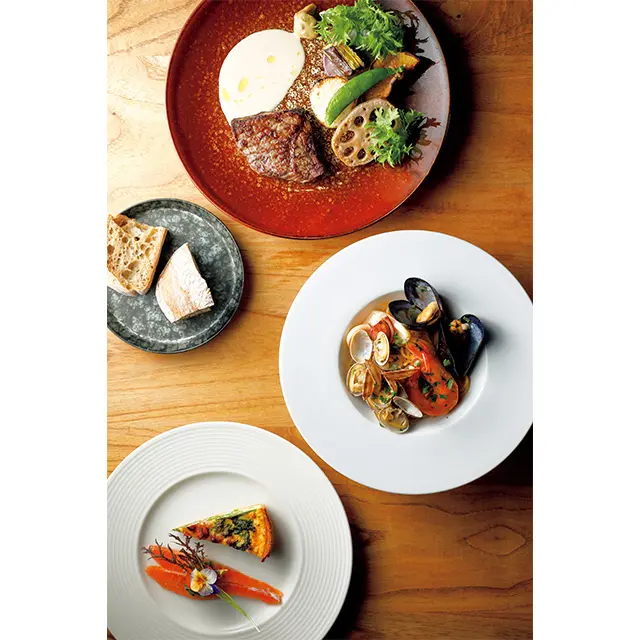 2階建てのイタリアンレストラン「THE PEAK」では、石窯で焼き上げる豊後牛や季節の野菜が絶品。