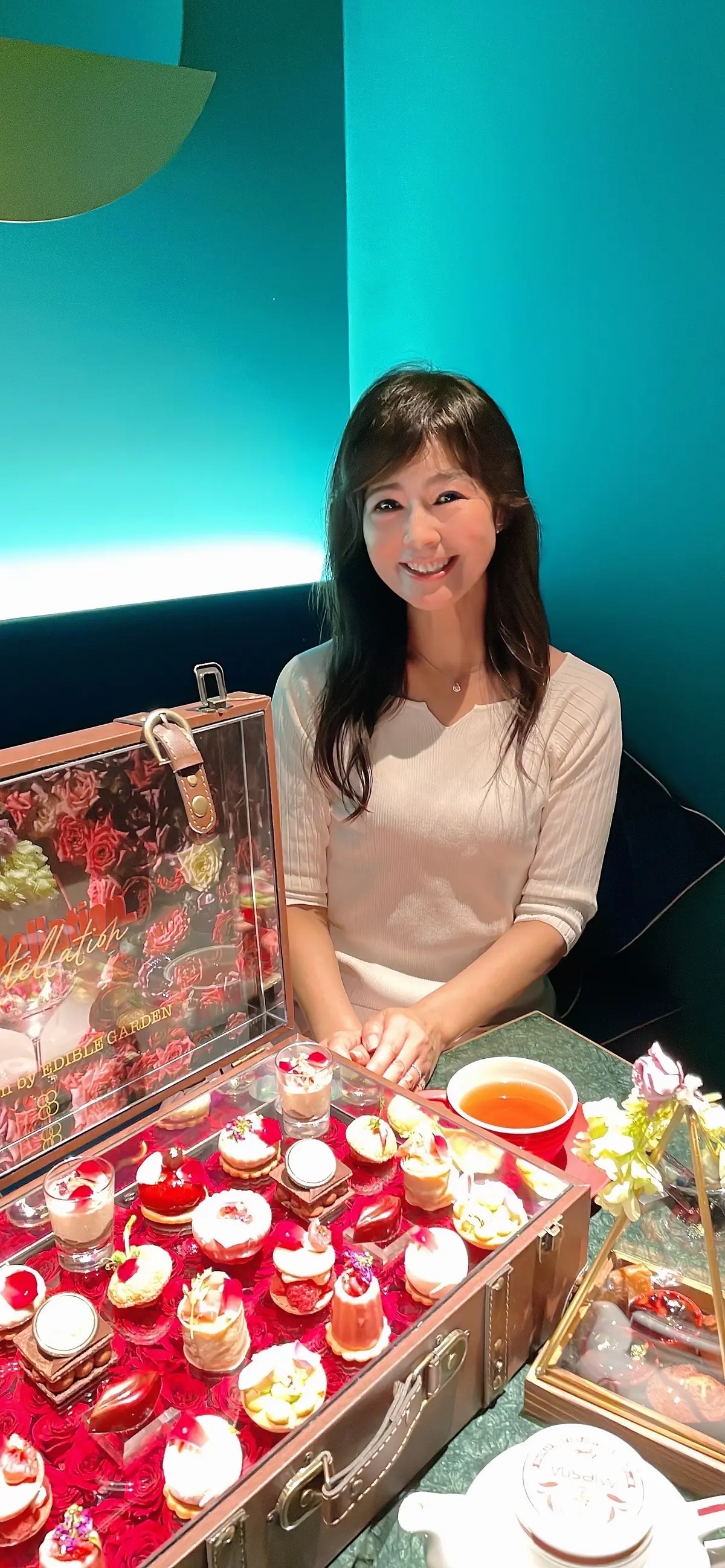 お洒落バー、お洒落カウンター、ムース、金粉、食事、料理、お料理、生クリーム、ババロア、お洒落、お洒落な店内、お洒落スイーツ&バー、間接照明、ケーキ、お洒落照明、Constellation.、SweetscafeBAR、バー、スイーツバー、個室、落ち着く、プロローグ、大理石、大理石テーブル、モダン、ブルーライト、間接照明、エピローグ、幻想的、幻想的、お洒落、スイーツ、ベリー、ケーキ、スイーツ&バー、薔薇、フラワーアレンジ、ケーキ、スイーツ、マカロン、ライチ、ベリー、キイチゴ、木苺、薔薇、花びら、お洒落、セイボリー、トランク型アフタヌーンティー、こし、モダン、モダンな店内、お洒落店内、お洒落カフェ、お洒落バー、お洒落スイーツ、トランクアフタヌーンティー、トランク型スペシャルコース、トップス、スカート、フラットシューズ、ロングヘア、シルバーパンプス、シルバーシューズ、シューズ、カウンター、バーカウンター、バー、幻想的、いい雰囲気、お洒落、お洒落な店内、店内、お洒落な内装、お洒落バー、お洒落なバー、お洒落カウンター、お洒落バーカウンター、お洒落ライト、お洒落照明、お洒落な照明、ピンクスカート、ピンクロングスカート、ピンクマキシスカート、白いトップス、白ニット、サマーニット、白サマーニット、tops、NANO universe 、skirt、MID'OR 、flat shoes、アフタヌーンティー、薔薇、ローズ、ローズアフタヌーンティー、薔薇アフタヌーンティー、スイーツ、隠れ家、スイーツ&バー、横浜、横浜アフタヌーンティー、横浜グルメ、グルメ、横浜スイーツ、横浜カフェ、カフェ、スイーツ、トランク、カップ、カップ&ソーサー、ポット、オリジナルブレンドティー、薔薇のアフタヌーンティー、薔薇アフタヌーンティー、ローズ、ローズアフタヌーンティー、トランク型アフタヌーンティー、こし、モダン、モダンな店内、お洒落店内、お洒落カフェ、お洒落バー、お洒落スイーツ、トランクアフタヌーンティー、トランク型スペシャルコース、トップス、スカート、フラットシューズ、ロングヘア、シルバーパンプス、シルバーシューズ、シューズ、カウンター、バーカウンター、バー、幻想的、いい雰囲気、お洒落、お洒落な店内、店内、お洒落な内装、お洒落バー、お洒落なバー、お洒落カウンター、お洒落バーカウンター、お洒落ライト、お洒落