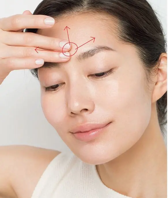 残り3分の1のファンデーションを指の腹にとり、眉間に置く