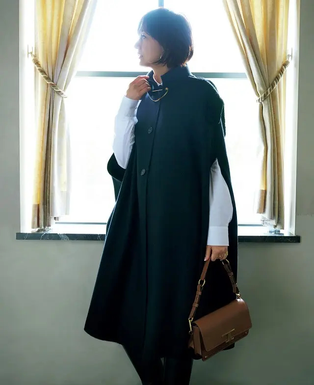 富岡佳子さんがまとうTOD’S（トッズ） のケープ