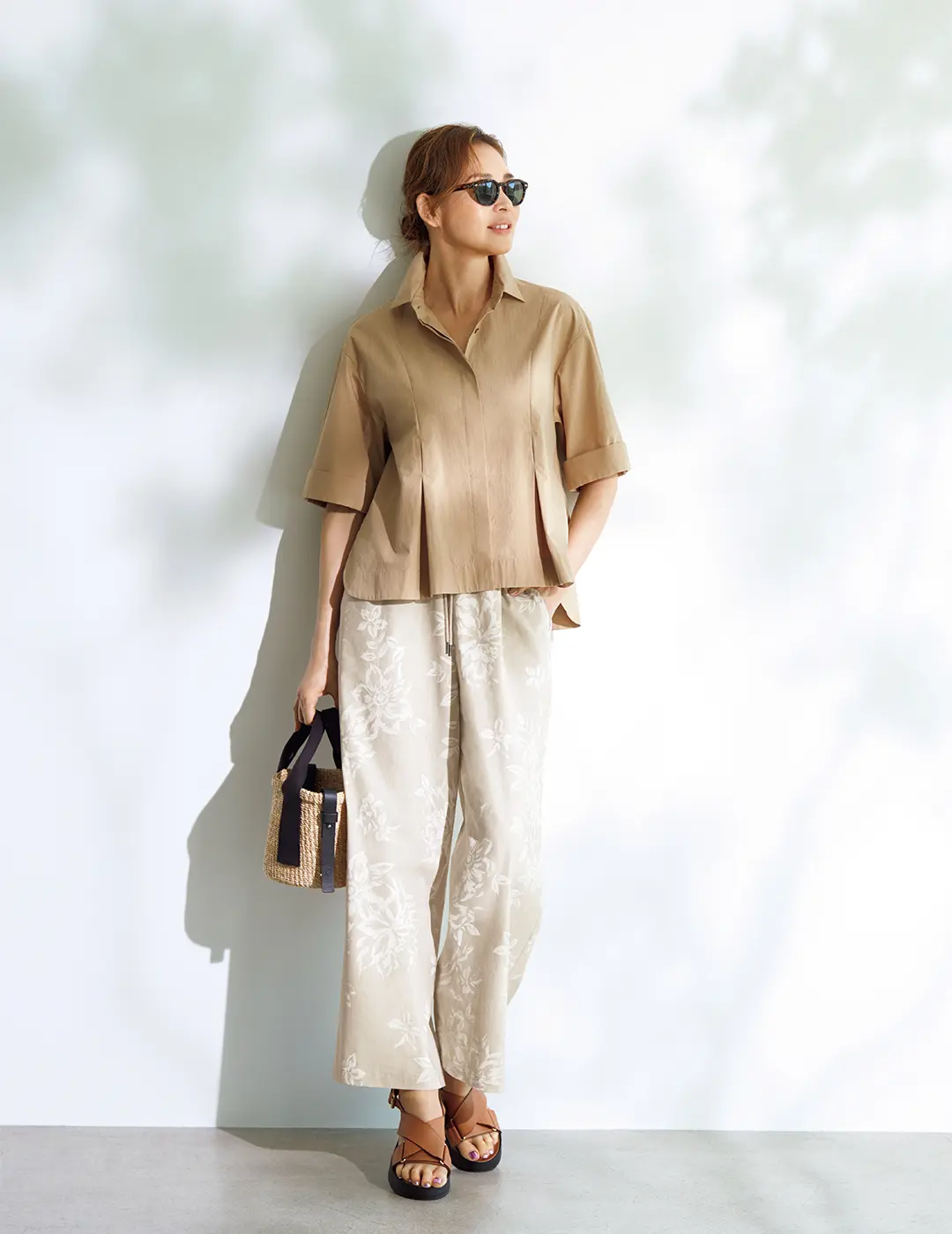 涼しげなビッグスリーブと軽やかなショート丈で夏の大人を美しく