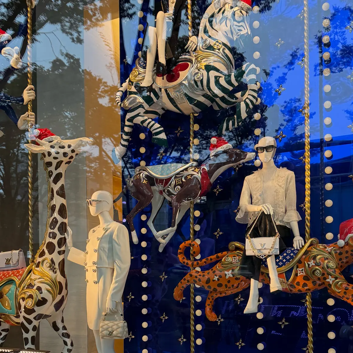 大人なクリスマス気分の装いはモダンに！！の画像_1