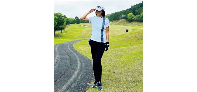 『アディダス』のトップスと『キャロウェイ』の動きやすいパンツでモノトーンコーデ