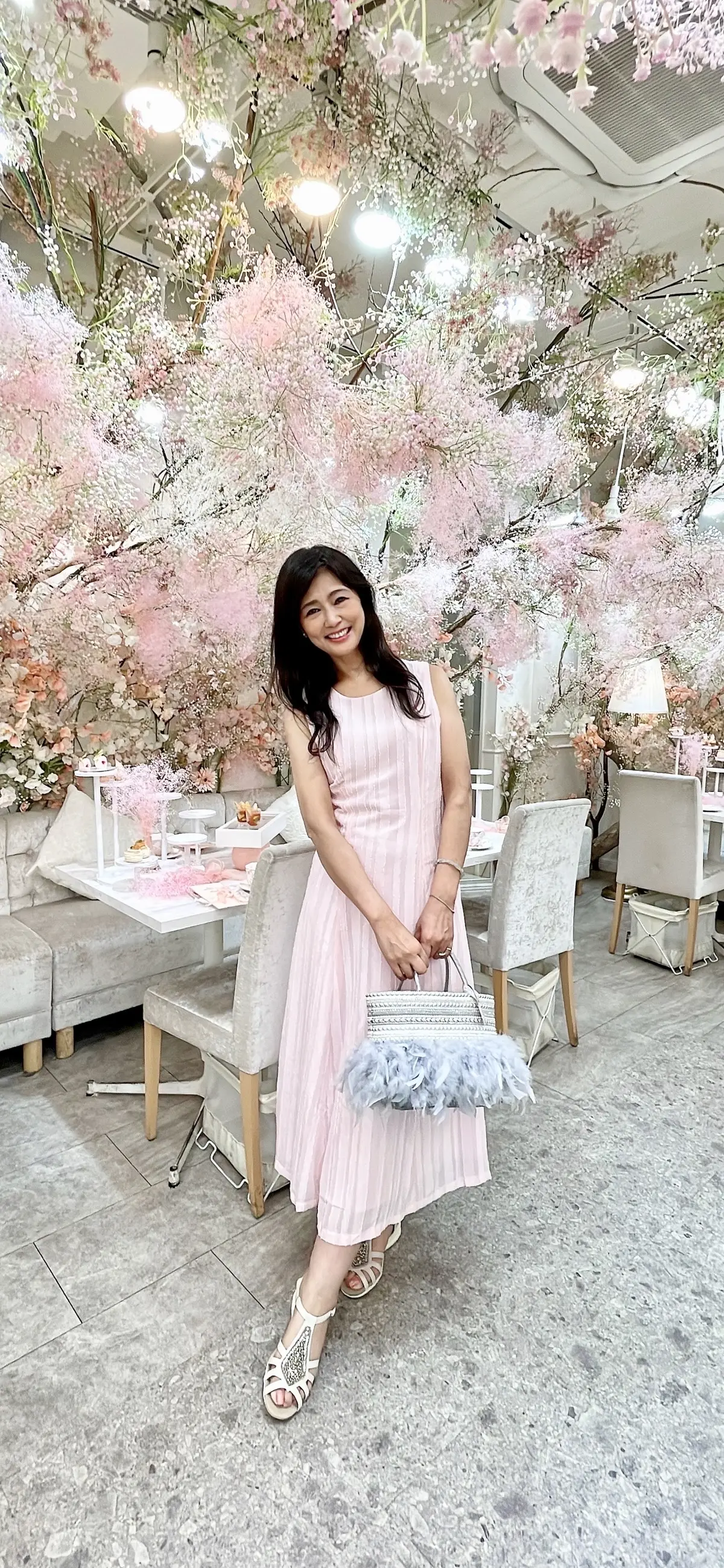 表参道、HAUTE COUTURE CAFE表参道、HAUTE COUTURE CAFE、オートクチュールカフェ、ピーチアフタヌーンティー、桃のアフタヌーンティー、桃パフェ、パフェ、ピンク、ピンクのワンピース、ワンピース、ノースリーブワンピース、ワンピースコーデ、ロングヘア、黒髪、可愛いアフタヌーンティー、美味しいアフタヌーンティー、豪華なアフタヌーンティー、お花の世界、店内、スイートピー、かすみそう、霞草、かすみ草、SHIEN、ワンピース、 Fang  Fa、かごバッグ、グレーかごバッグ、羽根付きかごバッグ、ビジューかごバッグ、サンダル、白、白サンダル、山羊革、柔らかいサンダル、痛くないサンダル、可愛いサンダル、痛くないお洒落サンダル、お洒落サンダル、楽なサンダル、ビジュー付きサンダル、お洒落、CLAIR.U、夏コーデ、夏服コーデ、夏ファッション、