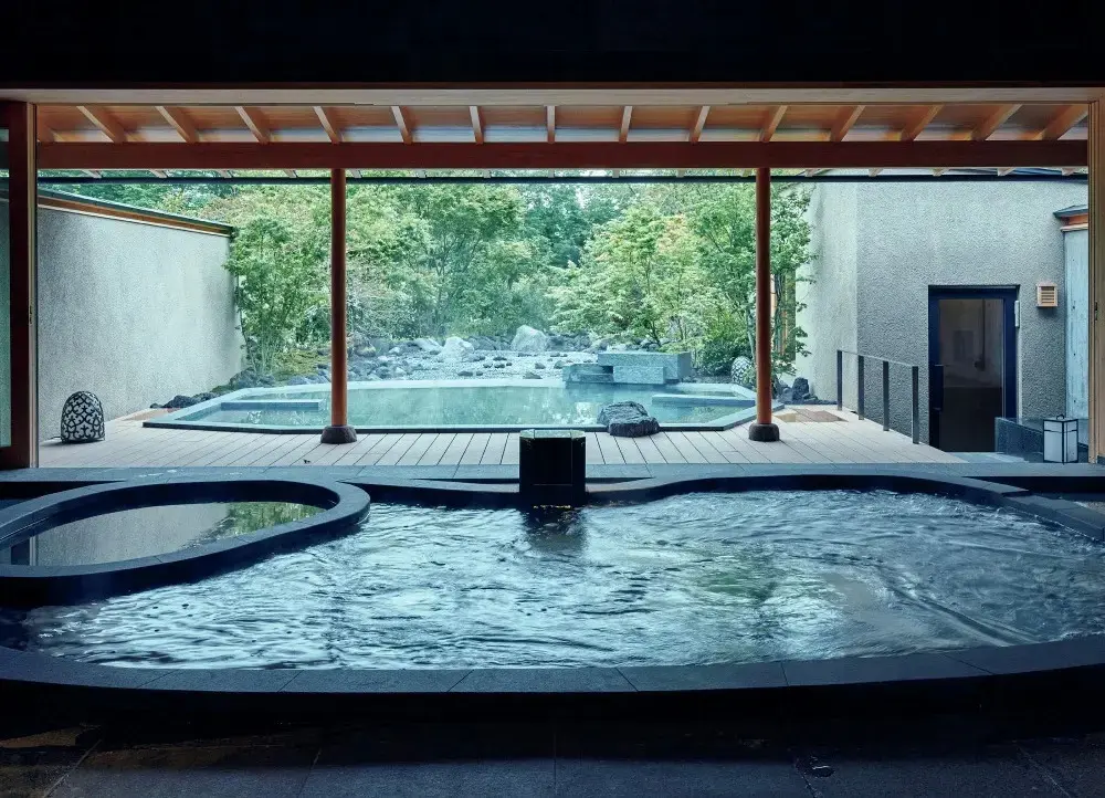 露天と内風呂を備えた大浴場。富士山の地下から湧き出る天然アルカリ温泉で、心身をゆったりとほぐして。サウナ施設も充実