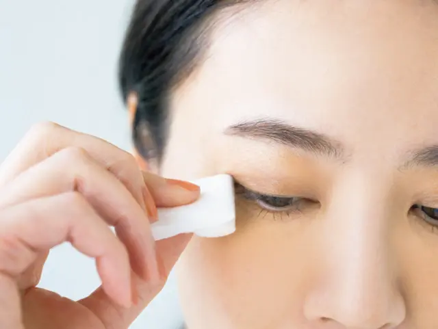 【メイク落とし】まつ毛のきわなど細かいところは、コットンを4つ折りにした「角」で優しく拭う。