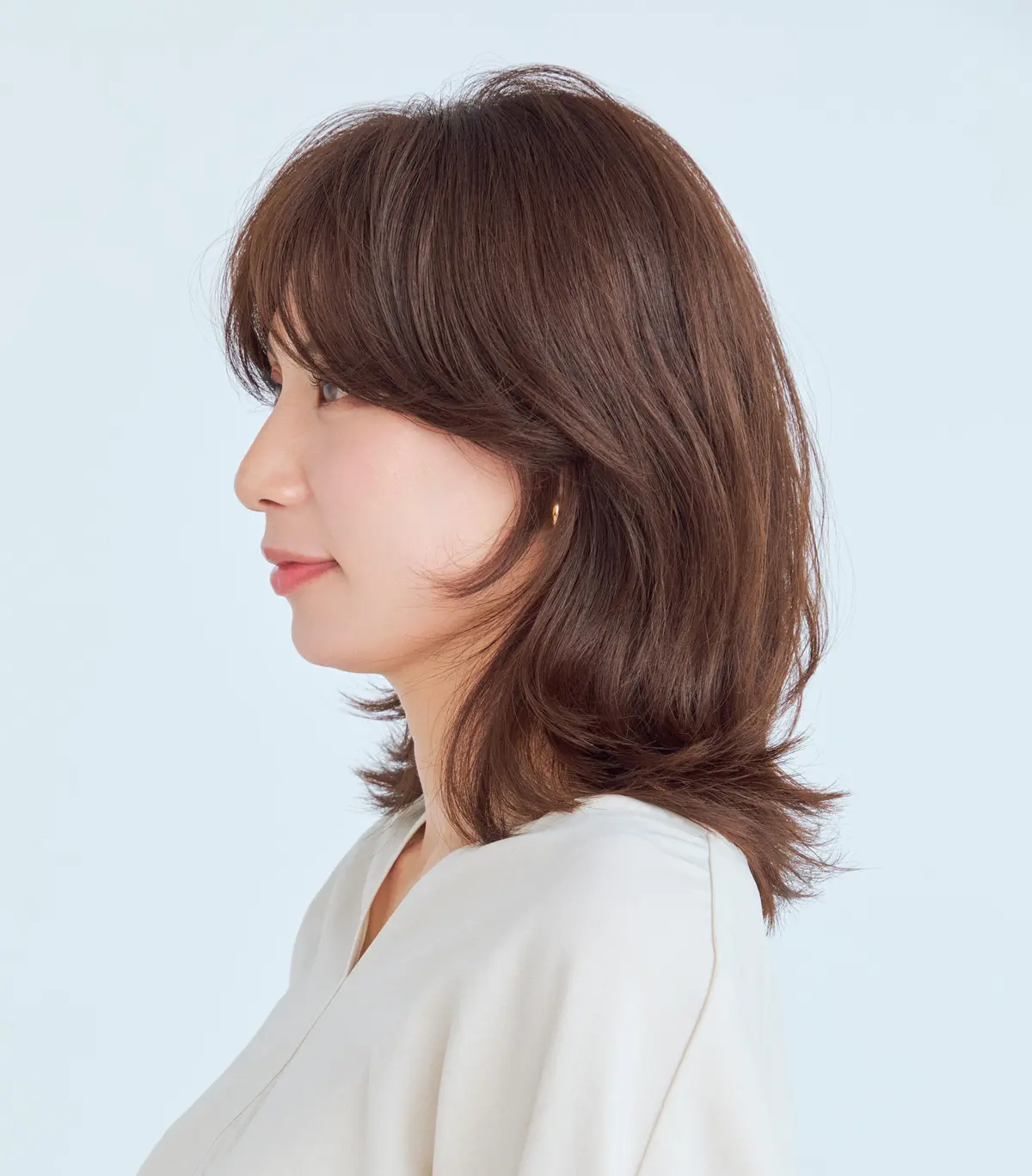 横から見たミディアムヘアスタイル