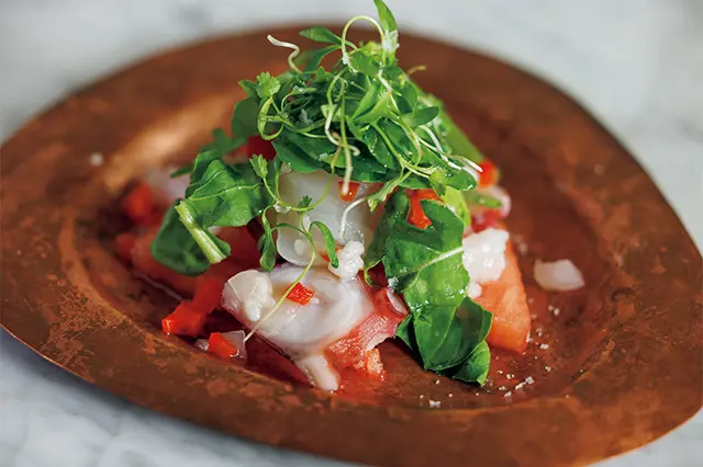 細川亜衣氏監修のデ ィナーの前菜「魚の幸の サラダ」