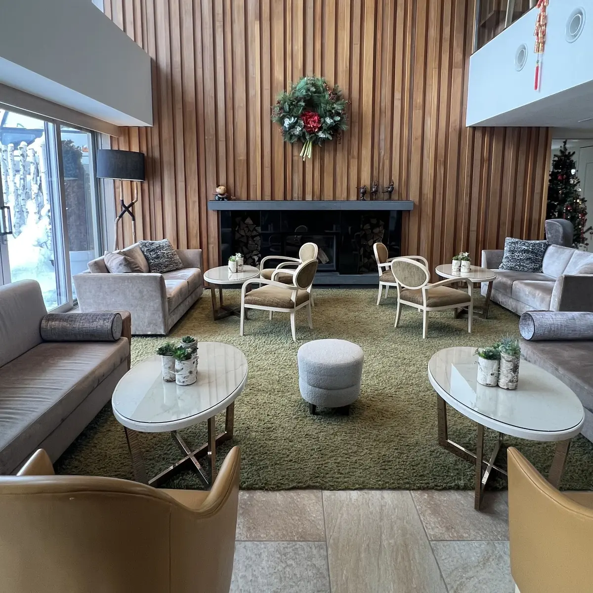 ニセコのヒラフにあるホテル「シャレーアイビー」のロビー