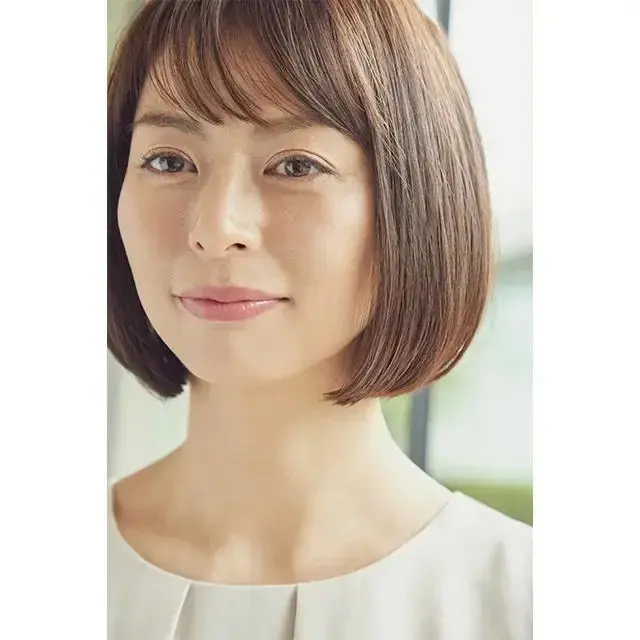 毛先がゆるくカーブする丸みフォルムが、フェイスラインをカバーしてくれる。