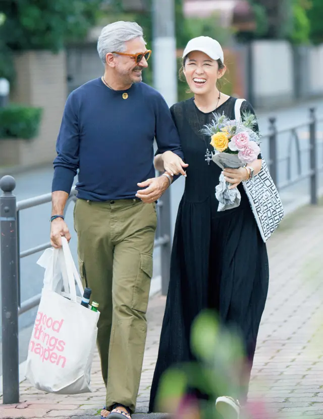 ご主人と一緒に買い出しへ行く大草直子さん