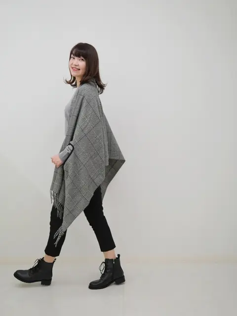 ライトグレーと黒のコーデ