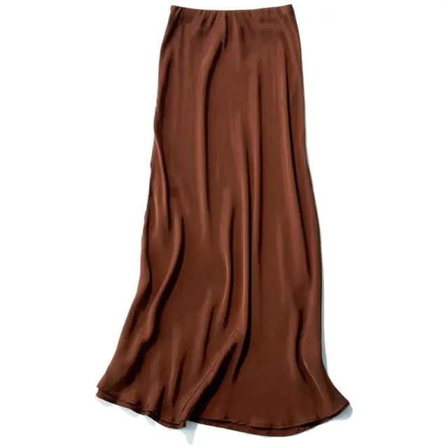 ナロー系マキシスカート　スカート￥42,000／アパルトモン 青山店（シャイナ モート）