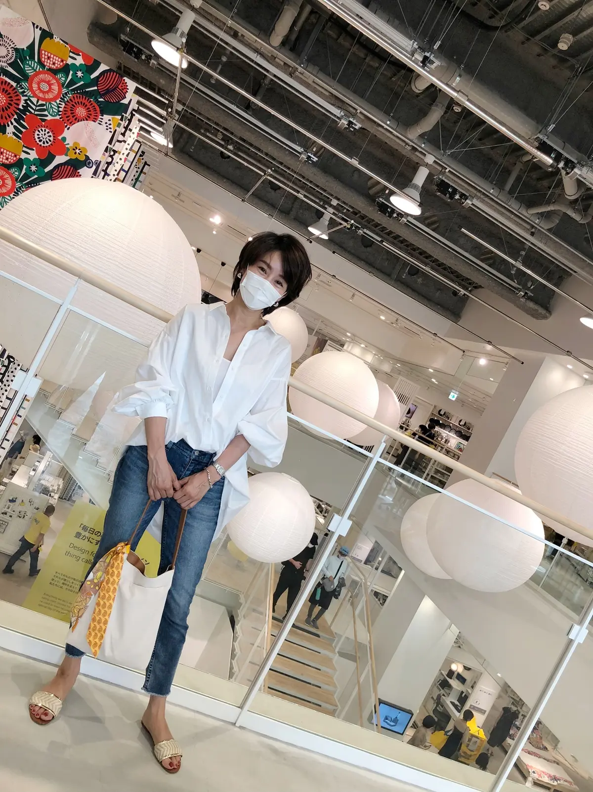 袖コンシャス白シャツのシンプルデニムコーデ