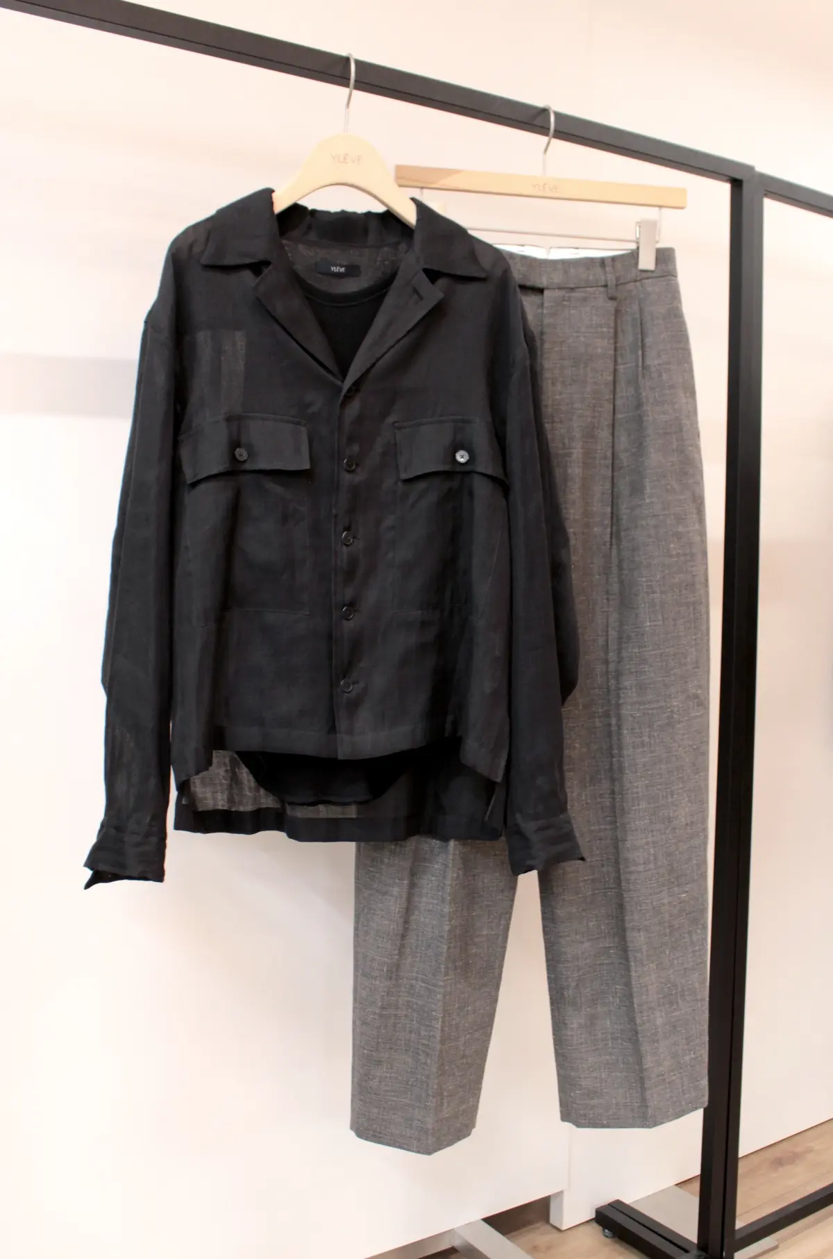 イレーヴの黒シアーシャツにグレータックパンツをコーディネート