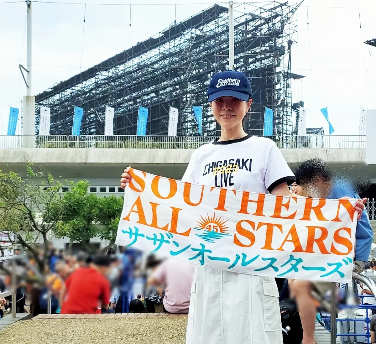 球場内に入る前に。後ろにはステージがあります。