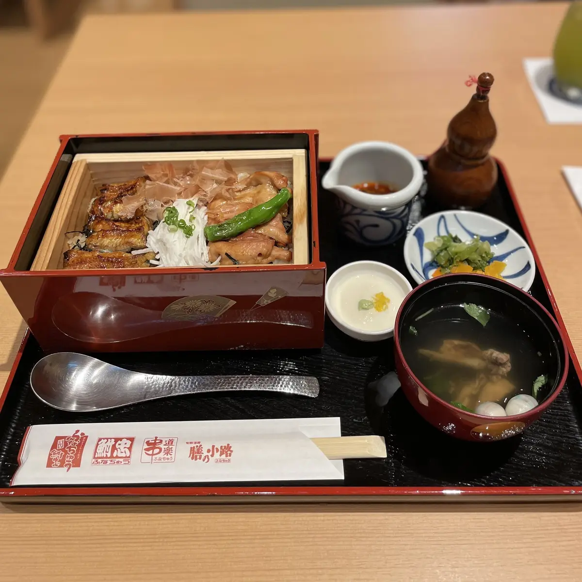 浅草花川戸「鮒忠」料理写真、うなぎと焼き鳥の重