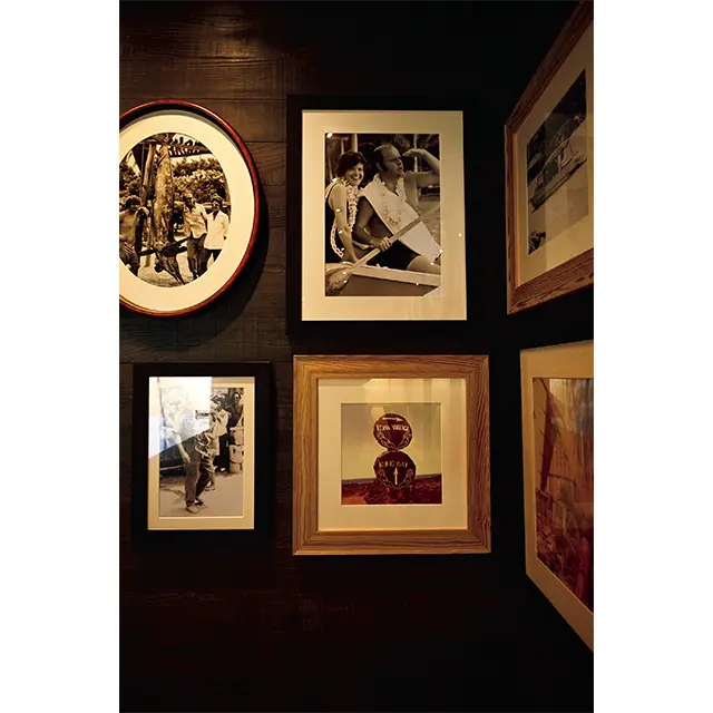 「モアナ」の個室には昔のコ ナ ビレッジにまつわる貴重な写 真が並んでいる