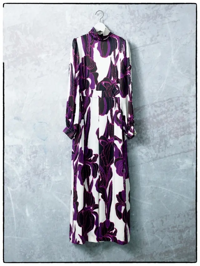 プリントドレス￥264,000／ドリス ヴァン ノッテン