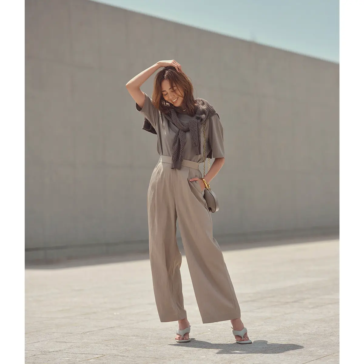 カーキTシャツとベージュパンツのコーデ モデル・SHIHO