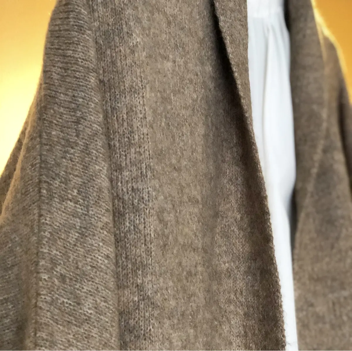 ふんわりニットカーディガンで、アート空間の画像_3