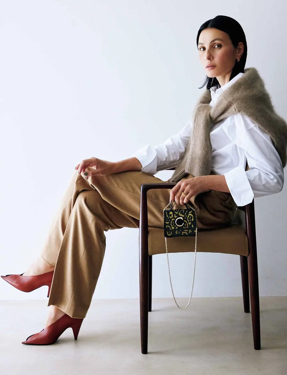 コンサバスタイルの 贅沢な＂ハズし＂ になる、 アートピースのようなミニバッグ