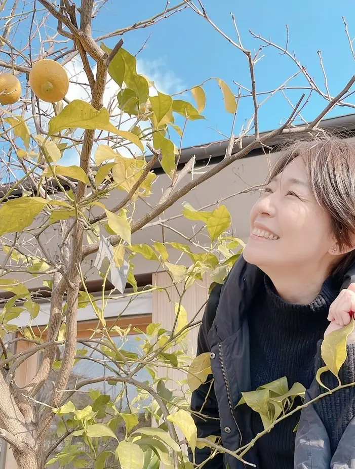 重くなりがちな全身黒コーデをナップサックの画像_2