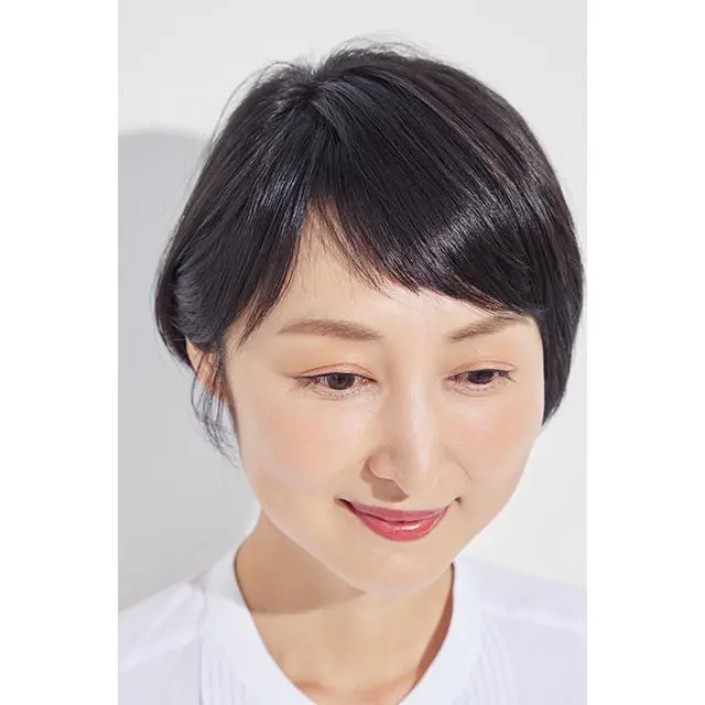 やや深めから作り、サイドへラウンドするフォルムにしている短めバング。