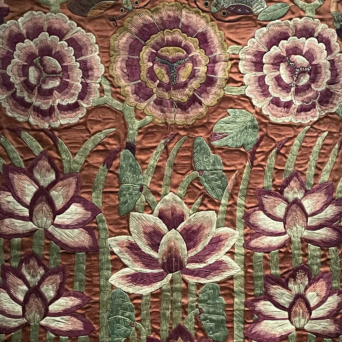 ソウル工芸博物館の展示、刺繍が施された衣装