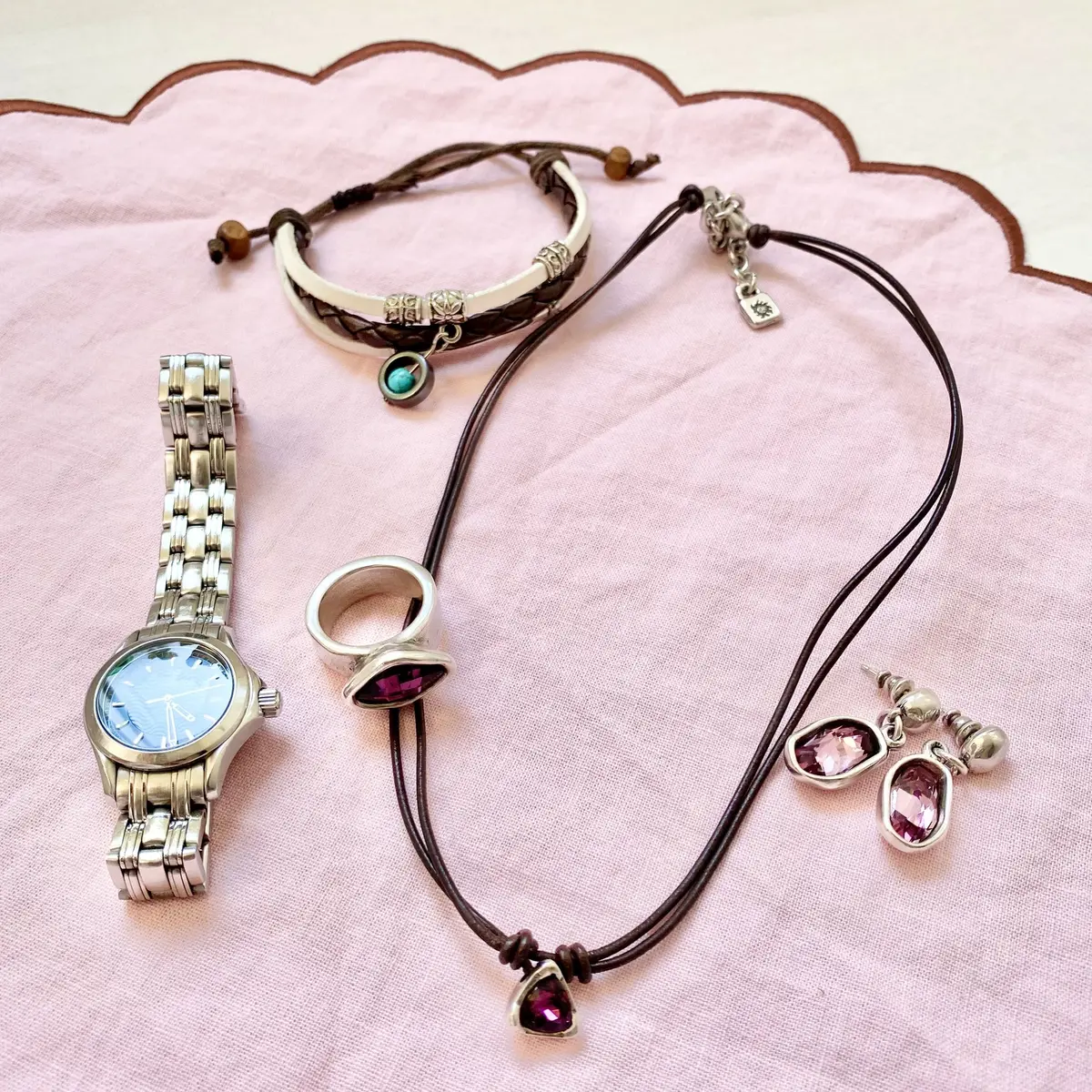 シルバーアクセサリーでカジュアルに