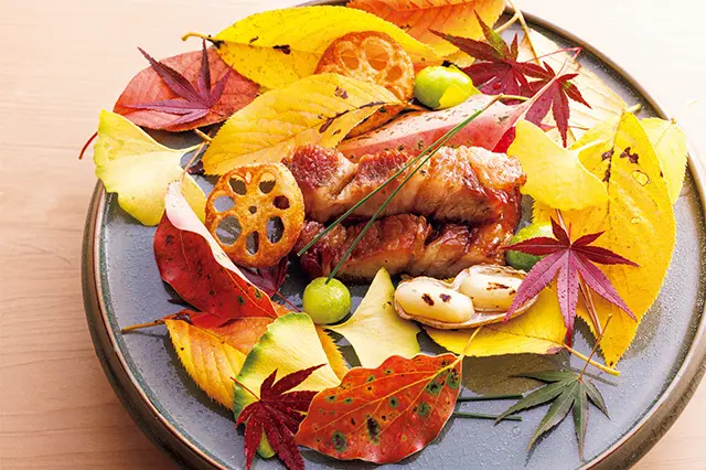 火 鉢の上で炙って、和食と中華をミッ クスさせた「叉焼の吹き寄せ」