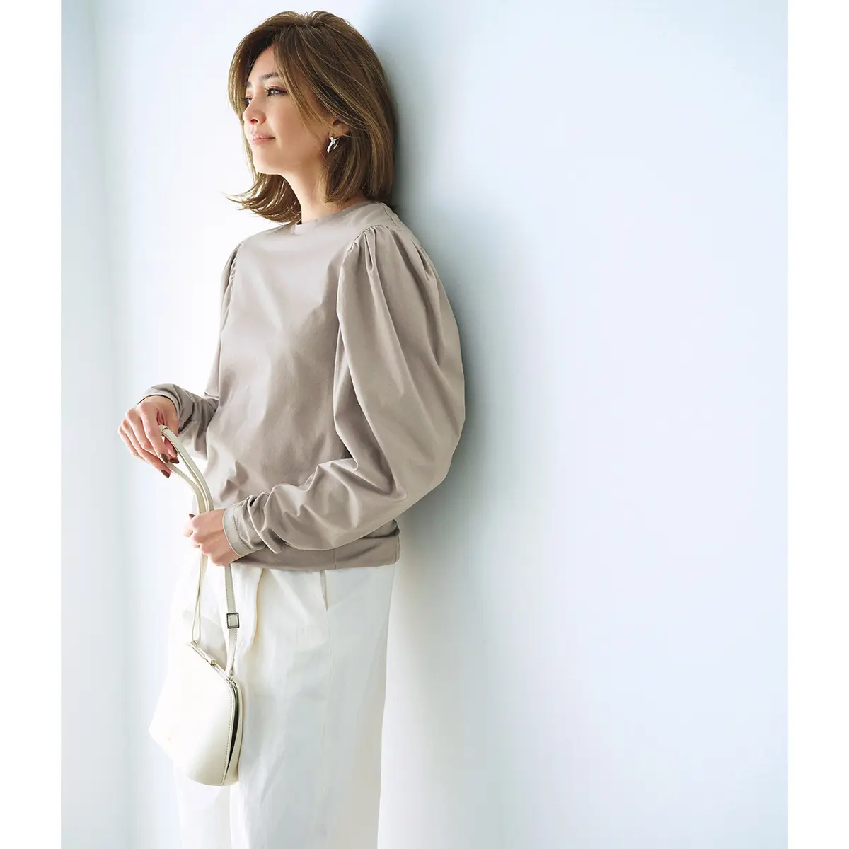 グレージュパフスリーブトップスと白パンツのコーデ　モデル・RINA