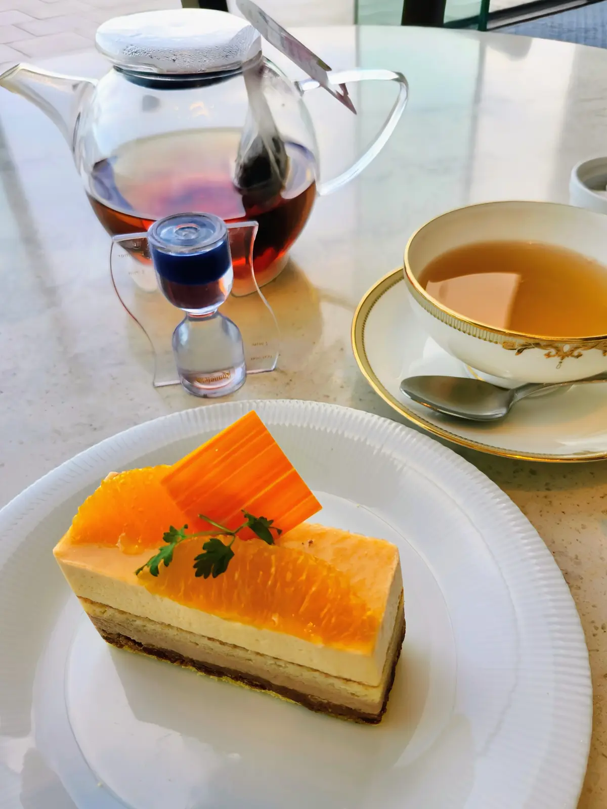 日本平ホテル、静岡旅行、ホテルラウンジ、ケーキセット、紅茶、40代ファッション、年末年始、旅コーディネート、富士山、絶景スポット、絶景ポイント