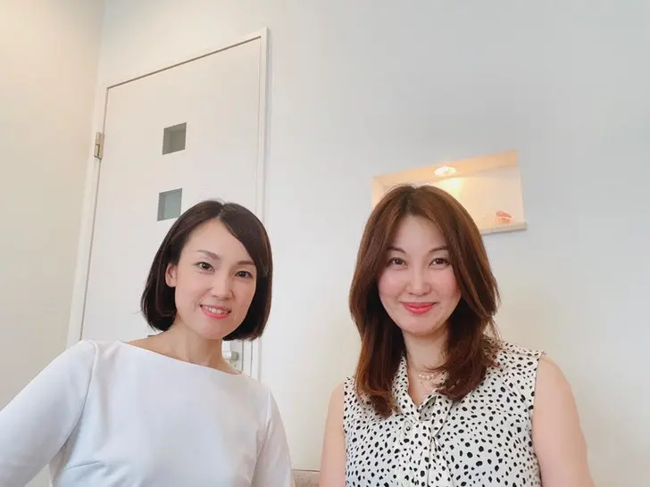 白い部屋　女性二人